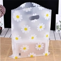 Matte Plastik-Geschenktüte mit Gänseblümchen-Print und ausgestanztem Griffbeutel - 35x45cm / Transparente Sonnenblume