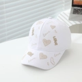Dettaglio del cappellino bianco in cotone con ricamo dorato della scritta love e un cuore - 52-54cm (3-8 Anni) / Bianco