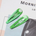 Détail de barrettes clic-clac en métal vert clair et émeraude avec décor floral blanc - Vert Herbe