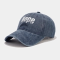 Détail d'une casquette de baseball en denim délavé bleu foncé avec broderie blanche - Bleu marine