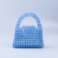 Detail der hellblauen handgefertigten Perlenhandtasche mit facettierten Acrylperlen - Blau