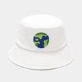 Dettaglio del ricamo terra e cuciture rinforzate sul cappello a secchiello in cotone bianco - M (56-58cm) / Bianco