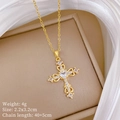 Detailweergave van gouden kruis ketting met hol hart kristal en sprankelende CZ stenen - Gouden Hart Kruis (K416)