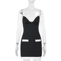 Dettaglio mini abito con scollo a cuore, orlo bianco a contrasto e finte tasche - S / Nero