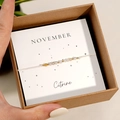 Détail du bracelet en perles de citrine avec carte de novembre dans une boîte cadeau - Novembre-Citrine (Coffret)