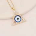 Detailaufnahme eines goldenen Dreieck-Anhängers mit zirkonbesetztem Evil-Eye-Motiv - Blau-Weißer Evil Eye Stil(10#)