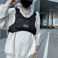 Schwarze taktische Brusttasche mit verstellbaren Schnallen und weißem Label - Schwarz