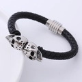Geflochtenes Herren-Lederarmband in Schwarz mit zwei Totenköpfen und Magnetverschluss - Schwarzes Totenkopf Geflochtenes Lederarmband