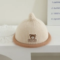 Detailaufnahme der Baby-Strickmütze mit Bären-Stickerei und gerolltem Rand-Design - Bär Patch - Beige