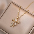 Elegante collar de lazo dorado con perla y circonita en una caja de regalo de joyería - Collar de Lazo de Perlas / Dorado