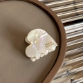 Elegante molletta per capelli in acetato bianco perlato con logo dorato France Handmade - Cuore Iridescente