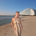 Abito midi monospalla attillato con motivi a onde gialle e viola per vacanze al mare - S / Multicolore Giallo (Giallo/Rosa/Marrone)