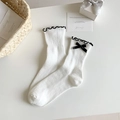 Calze Lolita bianche con bordo in pizzo nero ondulato e fiocco su maglia a coste - Bianco con Fiocco Nero