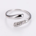 Dettaglio macro dell'anello d'argento con finitura lucida e zirconi micro-incastonati - US 6 / Color Acciaio