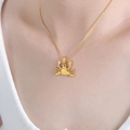 Collana con ciondolo a granchio dorato su catena a serpente indossata da modella - 40+8cm / P1581-Pendante Granchio-Catena serpente