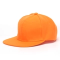 Dettaglio di un cappello snapback arancione acceso in tessuto di cotone twill premium - Arancione