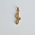 Détail d'un pendentif monogramme en acier inoxydable plaqué or 18 carats de style cursif - Pendentif uniquement / Pendentif J