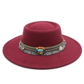 Chapeau en feutre bordeaux à bord large avec chaîne bohème perlée et détail turquoise - M (56-58cm) / Bordeaux