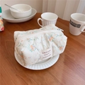 Dettaglio di una trousse trapuntata a fiori in morbido cotone con chiusura a cerniera - Fiori Rosa Arancio Trapuntato