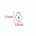 Detailansicht eines 17mm x 12mm polierten Herzanhängers aus Edelstahl mit Schlüsselloch - Silber Poliertes Hohlpfirsichherz Anhänger 17mm