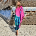 Schulterfreies Maxikleid mit Pfauendruck in Pink und Seeblau aus seidigem Stoff - S / Segelboot Seelandschaftsdruck