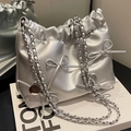 Silberne Metallic-Eimertasche mit Schleifen-Detail und Kettenschultergurt in Wolkenform - Silber
