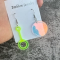Pendientes asimétricos de varita de burbujas y círculo de acrílico con ganchos de plata - Verde Fluorescente