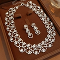 Détail d'une parure de bijoux argentés avec collier et boucles d'oreilles en boîte - Ensemble de 2 Pièces Argent