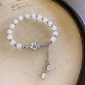 Bracelet élégant en pierre d'œil de chat avec breloques fleurs et détails en zircon - Style Fleur à Cinq Pétales Argent Blanc