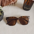 Chic tortoiseshell sunglasses with brown lenses and golden T-shaped metal hinges - Tortoiseshell 32