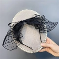 Detail eines schwarzen Haarreif mit Polka-Dot-Netzschleife und feiner Spitze - Polka Dot Schwarz Netz
