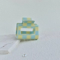 Detail of a square claw clip with yellow and blue checkered pattern in acetate material - Yellow/Blue 5cm Grid Clip