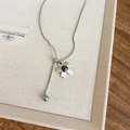 Detalle del colgante de flor plateada con piedra marrón y cadena de serpiente fina - Collar-Plata-Café