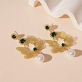 Macro di orecchini a farfalla dorati con pietre verdi e perle bianche a goccia - Oro
