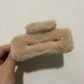 Minimalistische beige Plüsch-Haarklammer für Damen mit weicher Kunstfell-Textur - Quadratisch Hellbraun / 12cm