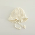 Detalle de punto de ochos y borde festoneado en este gorro de punto para bebé crema - 6-24 Meses / Blanco Crema