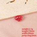 Vista macro di un ciondolo a conchiglia in vetro rosso con punti blu per gioielli DIY - Rosso Doppio Foro (Anello Colore Acciaio)