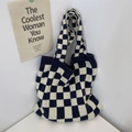 Borsa tote in maglia a scacchi bianchi e neri con tracolla larga per donna - Quadri Blu Notte