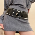 Détail d'une large ceinture en cuir noir à clous avec boucle ronde sur une robe grise - 72# Noir Géométrique Grande Boucle Ronde