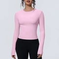 Gros plan du t-shirt de yoga rose ajusté avec col rond et tissu respirant mat - Rose Sakura