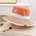 Dettaglio del ricamo THE EXPLORER sul cappello da sole tricolore ad asciugatura rapida - 54cm (3-8 anni) / Arancione
