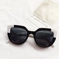 Occhiali da sole cat-eye retrò con montatura a contrasto bianco e nero e lenti grigie - Nero + Bianco