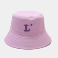 Détail du chapeau bob lavande avec logo L brodé en violet et coutures renforcées sur le bord - M (56-58cm) / Mauve Clair