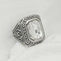 Détail d'une bague Viking argentée vintage ornée d'une grande pierre rectangulaire - US 7 / Acier + Pierre Blanche