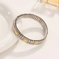 Pulsera elástica de acero inoxidable plateado con dijes de corazones dorados - Estilo de Corazón de 9mm / Bicolor (Oro y Plata)