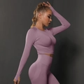 Vue détaillée de l'ensemble de yoga violet sans couture avec mesh et passe-pouces - S / Hauts / Mauve Clair