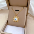 Detail der goldenen Evil-Eye-Halskette mit Kristallen in einer beigen Schmuckschatulle - Teufelsauge Sonne Stil (H203)