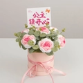 Handgehäkelter rosa-weißer Rosenstrauß in einer Geschenkbox mit Schleife und Karte - Rosa Rose mit Farbverlauf in Rosa Geschenkbox