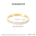 Vista detallada de brazalete de acero inoxidable dorado con diamantes de imitación - Dorado