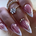 Gros plan sur de longs ongles français blancs avec strass et bague fleur dorée élégante - Pointu Français Rose Nude Ligne Or Strass (BW127)